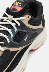 Reebok Classic PREMIER TRINITY  - Sportcipő - core black/chalk/dyna red