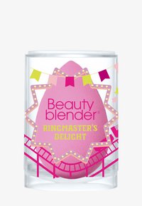 Różowa gąbka Beauty Blender w przezroczystym cylindrycznym pojemniku, ozdobiona kolorowymi flagami i wzorem kolejki górskiej. Tekst brzmi "ROZKOŚNIK ZWIERZĄT".