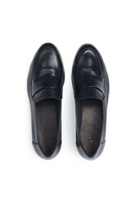 Zwarte leren loafers met een gladde afwerking, ronde neus en een brede band over de wreef. Het interieur heeft een zachte voering.