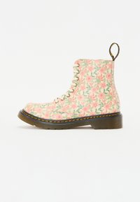 Blomsterprintet ankelstøvle i lyserød og creme med snørebånd fortil, gummisål og kontrastfarvet sort syning. Har en hængestrop.