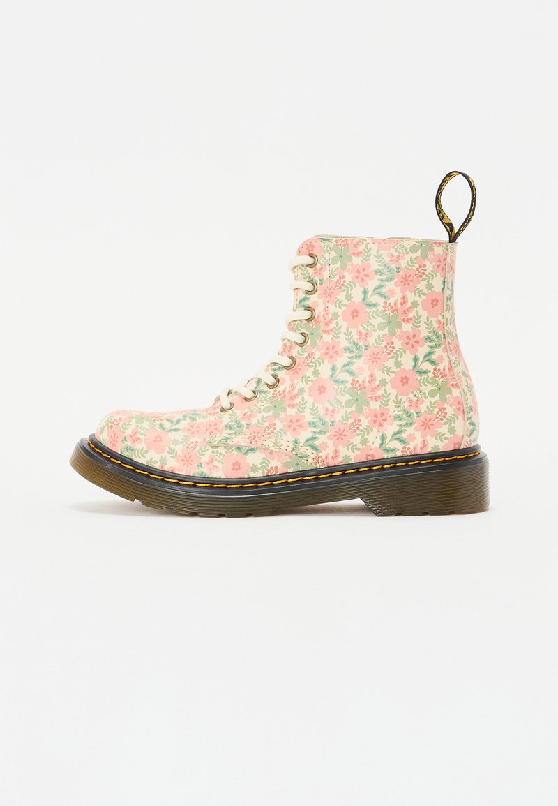 Bottine à talon floral dans des tons rose clair et crème avec un laçage sur le devant, semelle en caoutchouc et couture contrastante noire. Équipe d'une languette.