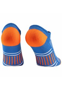 Niebieskie i pomarańczowe skarpetki sportowe z wzmocnioną piętą, wzmocnionym palcem oraz wieloma poziomymi i pionowymi paskami zapewniającymi wentylację i wsparcie.