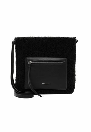 Czarna torebka na ramię w kształcie kwadratu wykonana z fakturowanej tkaniny, z przednią skórzaną kieszenią zapinaną na zamek błyskawiczny z długim skórzanym uchwytem.