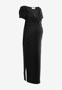 Robe de maternité noire texturée avec manches courtes, encolure en V, buste froncé et fente latérale sur une longue jupe.