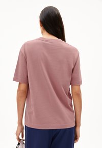 Kurzarm-T-Shirt in staubrosa, aus weicher Baumwolle. Verfügt über einen lockeren Schnitt, einen runden Ausschnitt und ein einfaches, unverziertes Design.