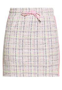 Jupe texturée dans des teintes roses, blanches et vertes avec un motif à carreaux, taille élastique à cordon, et accents latéraux en contraste.