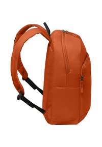 Sac à dos en tissu orange avec bretelles rembourrées, de forme rectangulaire, poche zippée à l'avant et surface texturée. Sangles réglables incluses.