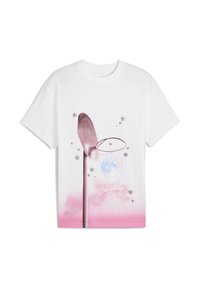 Camiseta blanca de manga corta con un gráfico de un aro de baloncesto, estrellas y una luna, con un degradado rosa en la parte inferior. Texto: "Estrella Fugaz."