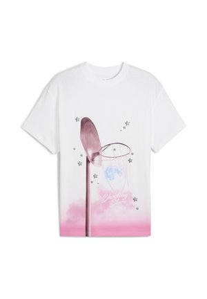 T-shirt bianca a maniche corte con una grafica di un canestro da basket, stelle e una luna, con un gradient rosa nella parte inferiore. Testo: "Stella Cadente."