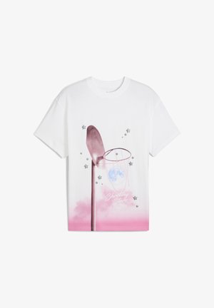 Weißes T-Shirt mit kurzen Ärmeln, das ein Grafikmotiv eines Basketballkorbs, Sterne und einen Mond zeigt, mit einem pinkfarbenen Farbverlauf am unteren Rand. Text: "Shooting Star."