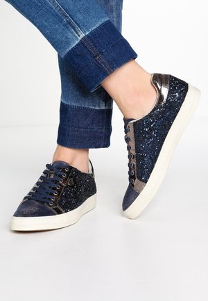Marineblå sneakers med glitrende accenter og metallisk detaljering. Rundet tå, snøredesign og hvid gummisål. Tekstureret stof.