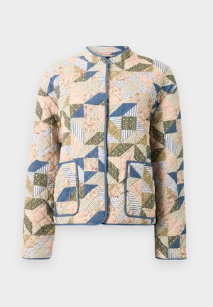 Gequilte jas met een patchworkontwerp in pastelkleuren, met bloemen- en gestreepte patronen, blauwe accenten en twee voorzakken.