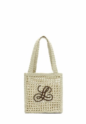 Bež torba iz kvačkanega kvadrata z dvema ročajema ter okrasnim temno rjavim prepletenim logotipom »LL« spredaj.