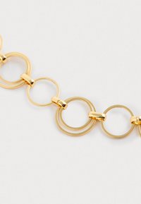 Kultaketju, joka koostuu toisiinsa kiertyvistä renkaista eri kokoisina, joissa on sileä ja kiiltävä pinta sekä varma kytkentä.