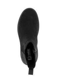 Bottine noire en suède, avec une surface lisse, des panneaux élastiques sur les côtés et une languette à l'arrière. Présente une marque à l'intérieur.