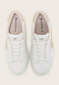 Weiße Sneakers mit einem Obermaterial aus glattem Leder und beigen Wildlederakzenten, ausgestattet mit runden Logo-Details und klassischem Schnürverschluss.