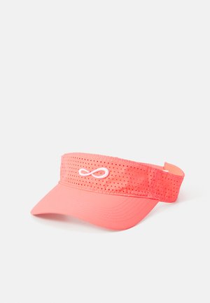 Koralīgi rozā vizieris ar perforētu materiālu, kuram joslā ir balts bezgalības simbols. Malas forma ir izliekta, lai pasargātu no saules.