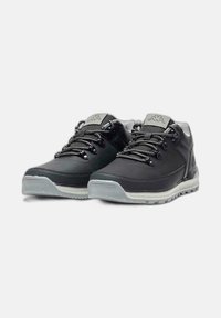 Scarpe da ginnastica nere con accenti grigi, caratterizzate da una tomaia testurizzata, punta rinforzata e suola in gomma resistente. Sono inclusi lacci e hardware in metallo.