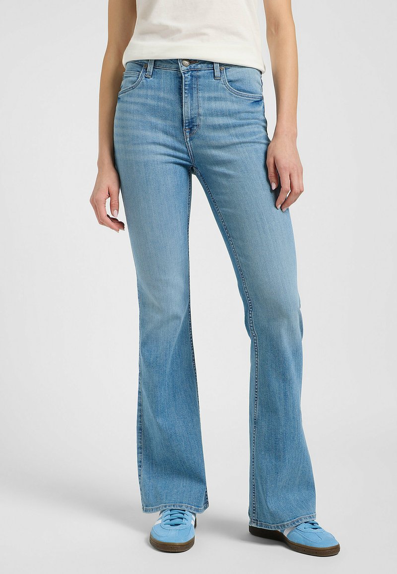 Jeans a zampa d'elefante blu in denim, con un classico design a cinque tasche, lavaggio chiaro e leggere sfumature nella parte anteriore.