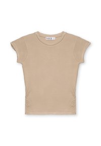 Camiseta ajustada beige de manga corta, con cuello redondo, laterales fruncidos y una textura suave. Etiqueta de la marca "INSIDE Q" visible en el interior.