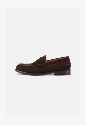 Tummanruskeat mokkanahkaiset loafersit, joissa on ommeltu mokkasiinin varvas, koristeellinen remmikoriste ja litteä kumipohja.