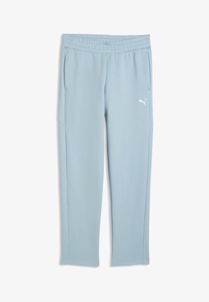 Jasnoniebieskie spodnie dresowe Puma z elastycznym pasem, bocznymi kieszeniami, siateczkowymi panelami po bokach oraz białym logo Puma na lewej udzie.