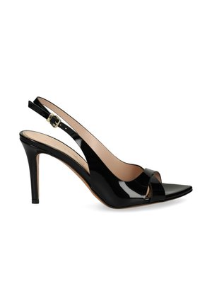 Scarpa con tacco alto in pelle verniciata nera, con punta aperta e fibbia dorata su uno sfondo bianco.