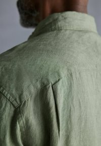 Next SIGNATURE BAIRD MCNUTT IRISH TRIMMED REGULAR FIT SINGLE CUFF - Vapaa-ajan kauluspaita - olive green