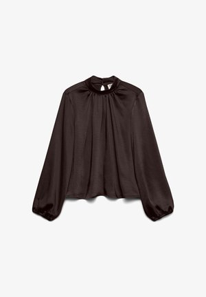 Czarna bluzka z długim rękawem, z wysokim kołnierzem i delikatnie marszczonym materiałem, z wycięciem w kształcie klucza na plecach oraz rękawami z elastycznymi mankietami.