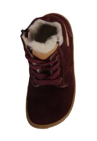 Burgundské suédé kotníkové boty s gumovou podrážkou, vybavené vycpaným vlněným vnitřkem a hnědými koženými akcenty, které jsou zajištěny šněrováním.