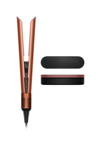 Piastra per capelli color rame con bordi arrotondati, display digitale, più pulsanti e impugnatura testurizzata. Include una custodia nera per il trasporto.