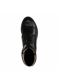 Stivale alla caviglia in pelle nera con punta rotonda, chiusura con lacci, interno foderato caldo e suola robusta. Presenta una leggera lucentezza e una finitura testurizzata.