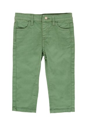Pantaloni verdi per bambini, di taglia infantile, con tasche frontali, passanti per cintura e chiusura a bottone, adagiate su uno sfondo bianco.