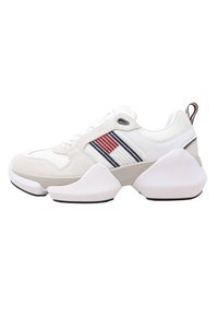 Sneaker bianca con materiale in suede e mesh, caratterizzata da strisce rosse e blu navy, punta rotonda, suola chunky e linguetta sul tallone.