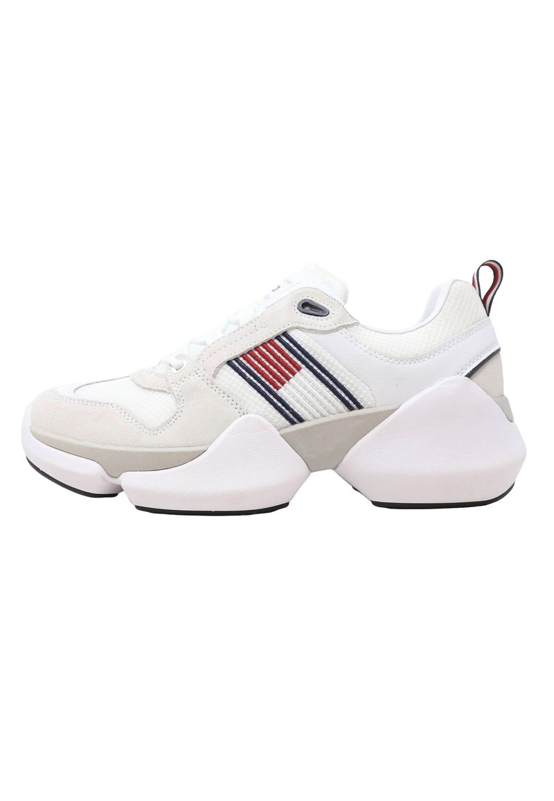 Sneaker bianca con materiale in suede e mesh, caratterizzata da strisce rosse e blu navy, punta rotonda, suola chunky e linguetta sul tallone.