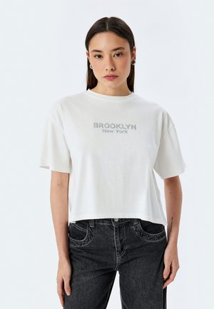Witte cropped t-shirt van katoen, met korte mouwen en een ronde halslijn. Grafische tekst "BROOKLYN New York" in het grijs op de borst.