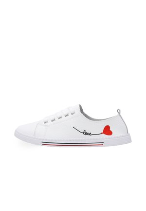 Hvid sneakers med snøredesign, der har et rødt hjerte og "love" broderi på siden samt røde og sorte striber på sålen.
