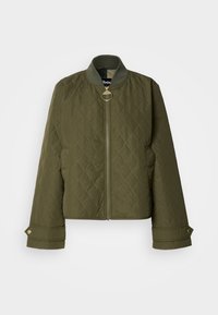 Πράσινο ελαιώδες καπιτονέ μπουφάν με ριμπ γιακά, εμπρόσθιο φερμουάρ με στρογγυλό τράβηγμα, πλαϊνές τσέπες και μανσέτες με κουμπιά snap.