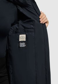 Navy blue kurtka puchowa od wewnątrz o gładkiej fakturze. Posiada metki: "Zrobione z miłością" oraz "oryginalne zmieniające wątki."