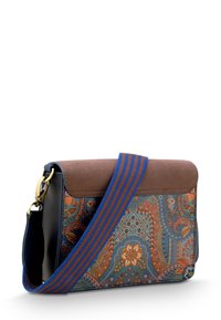 Umhängetasche aus gemustertem Textil mit braunem Wildlederdeckel, schwarzen Akzenten und einem blau-orange gestreiften Tragegurt. Mit einem aufwendigen Blumenmuster.