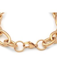 Collana in metallo dorato con catena caratterizzata da grandi anelli con finitura lucida. Include una chiusura a scatto e anelli di connessione rotondi.