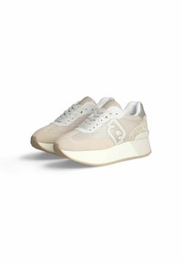 Sneakers beige con una toma superiore in tessuto texturizzato, un collare imbottito, un accentuato logo e una spessa suola piattaforma bianca.