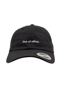 Casquette de baseball noire à visière courbée, avec le texte blanc "Out of office." à l'avant. Sangle arrière ajustable. Texture douce au toucher.