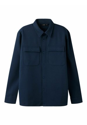 Chemise bleu foncé à manches longues avec boutons, deux poches avant à rabat et col classique, présentée sur fond blanc.