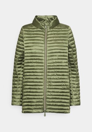 Jasnooliwkowa pikowana kurtka z długimi rękawami i zapięciem na zamek z przodu, z wysokim kołnierzem i poziomymi detalami w przeszyciach.