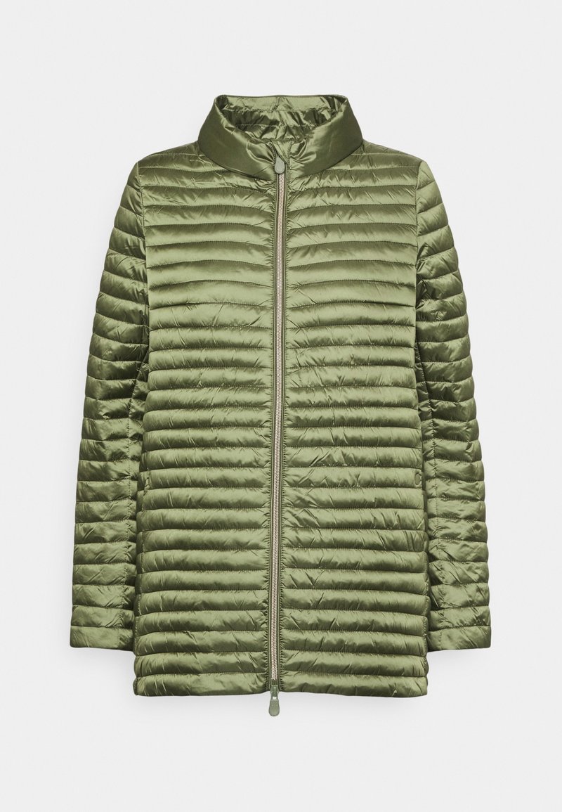 Lys olivengrøn quiltet jakke med lange ærmer og frontlynlås, udstyret med høj krave og horisontale syninger.
