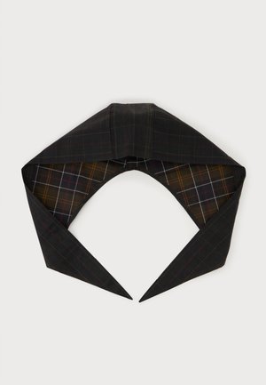 Col triangulaire en tissu noir avec un motif à carreaux subtil et une doublure intérieure présentant un design à carreaux marron et rouge.