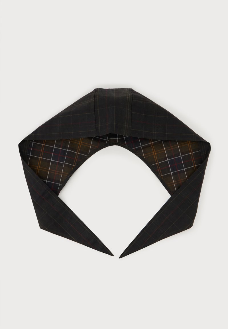 Col triangulaire en tissu noir avec un motif à carreaux subtil et une doublure intérieure présentant un design à carreaux marron et rouge.