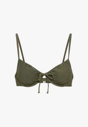 Olivgrünes Bikinioberteil mit dünnen verstellbaren Trägern, Dreiecksform, geraffter Textur und vorderer Bindeverzierung. Minimalistisches Design.