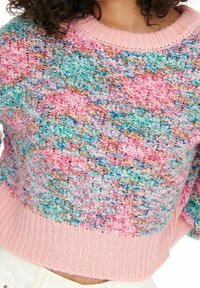 Pull tricoté multicolore présentant des teintes de rose, bleu et nuances pastel, avec un col et un ourlet côtelés roses. Motif texturé sur toute la surface.